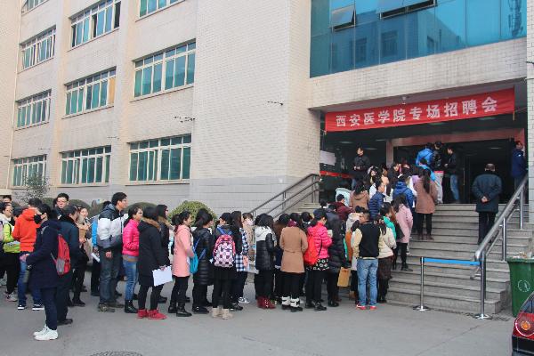 毕业生有序等待进入会场 毕业生有序等待进入会场